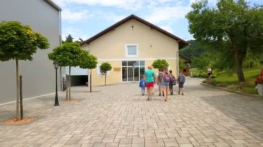 Bir grup genç ve rehber büyük sarı bir binaya doğru yürüyorlar..