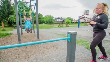 İki genç insan çok aktifler ve dışarıda spor salonunda birlikte çalışıyorlar..