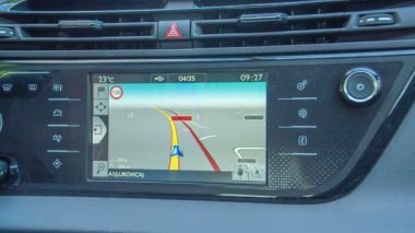 Slovenya 'nın ortasında bir yerde otoyolda bir araba giderken navigasyon sistemi devreye sokuluyor. Aile bir geziye çıkıyor..