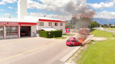 DOMZALE, SLOVENIA - 7. HAZİRAN 2018: İtfaiye ekibinin eğitim görüntüleri