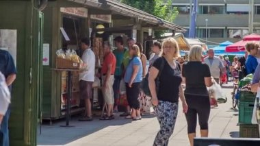 DOMZALE, SLOVENIA - 7 HAZİRAN 2018: İnsanlar pazardan taze çiftçi üretimi satın alıyorlar