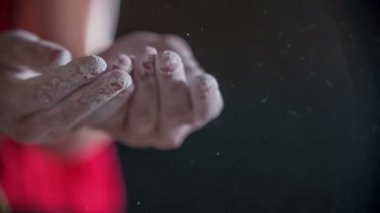 Çocuğun elleri tebeşirle dolu. Çocuklar beden eğitimi dersinde..