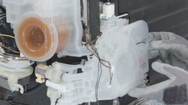 Servis merkezindeki çamaşır makinesinin yakın çekim görüntüleri.