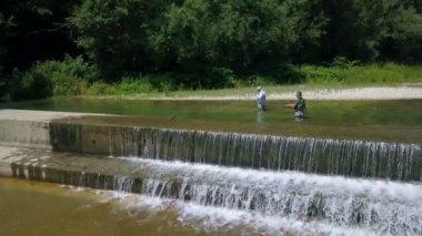 Güneşli bir günde küçük şelalenin hava görüntüleri