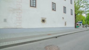 ZALEC, SLOVENIA 10 HAZİRAN 2017 Slovenya 'nın bu küçük kasabasında pazar yerinden ve birkaç diğer binadan arabalar geçiyor.