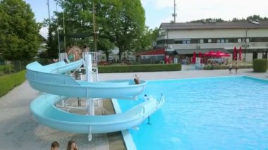 DOMZALE, SLOVENIA - 20. Haziran 2015 Kızları su kaydırağına inerken eğleniyorlar. Hava görüntüsü.