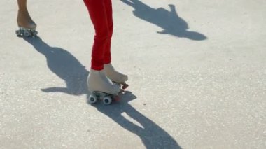 DOMZALE, SLOVENIA - 17. Haziran 2018: şehir tatili boyunca paten kayan ve dans eden bir grup kız