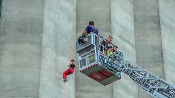 Egy Lift Közeledik Egy Hegymászóhoz Aki Beragadt Amikor Felmászott Kötélre — Stock videók