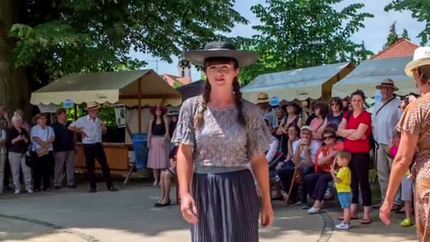 Nsanlar Hasır Şapka Festivalinde Eğleniyor — Stok video