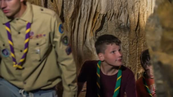 Domzale Eslovenia Julio 2018 Jóvenes Exploradores Están Visitando Una Cueva — Vídeos de Stock