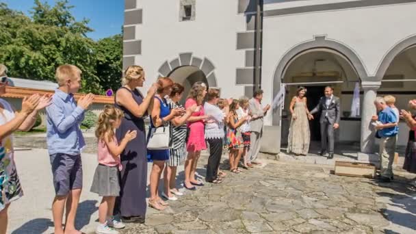 Domzale Slovenia 一对刚出出教堂的一对年轻的新婚年轻夫妇走出教堂 — 图库视频影像