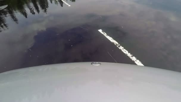 Una Macchina Sta Lentamente Guidando Una Strada Scivolosa Centro Guida — Video Stock