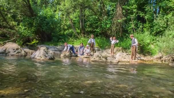 Questi Bambini Passano Tempo Insieme Giocano Vicino All Acqua — Video Stock