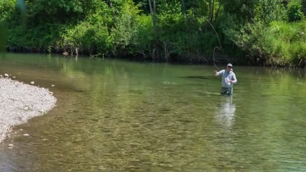 Человек Рыбачит Реке Ноги Наполовину Воде — стоковое видео