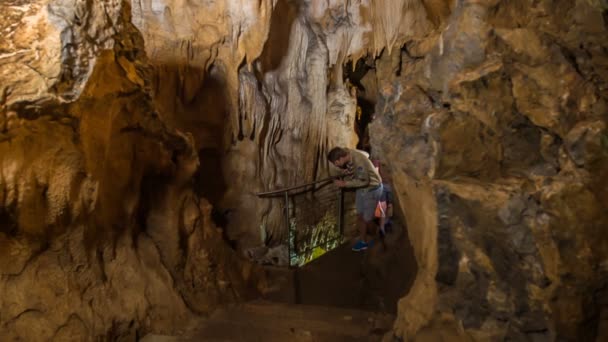 Domzale Eslovénia Julho 2018 Jovens Batedores Visitam Uma Caverna Observam — Vídeo de Stock