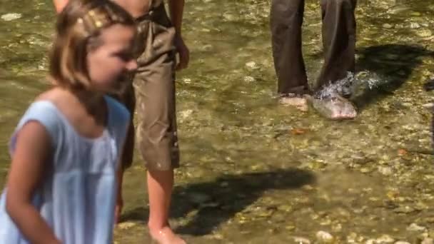 Kinder Steigen Aus Dem Wasser Und Ihre Kleider Sind Nass — Stockvideo