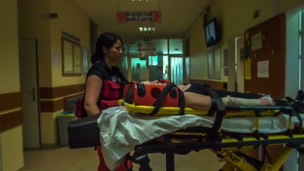 Δύο Γιατροί Φέρνουν Έναν Τραυματία Ένα Από Δωμάτια Του Νοσοκομείου — Αρχείο Βίντεο