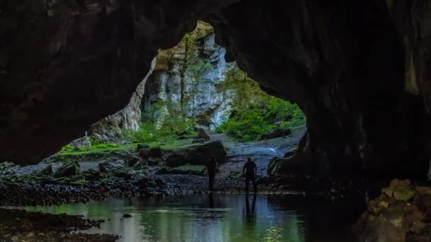 Двоє Людей Вигрібають Печеру Також Річка Природа Надворі Чудова — стокове відео