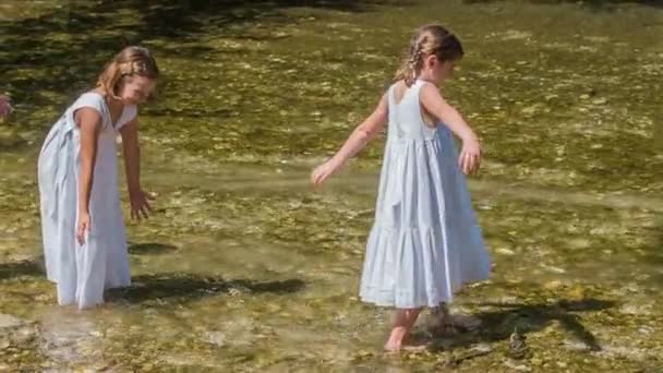 Dívky Bílých Šatech Baví Postřikováním Vody Kolem Krásný Slunečný Den — Stock video