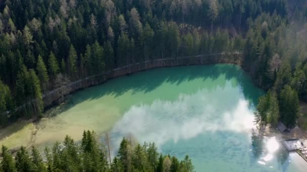 Luchtopname Van Het Wateroppervlak Het Meer Van Bled Slovenië — Stockvideo