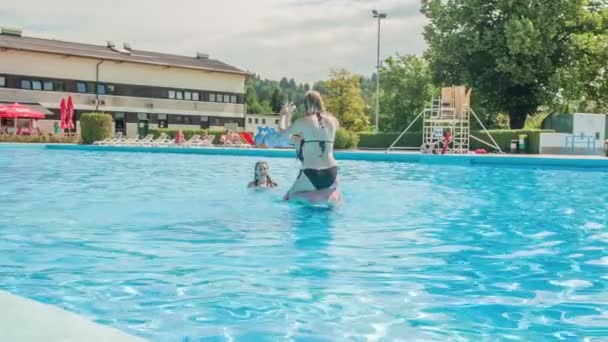 Domzale Slovenia June 2015 Teenagers Splashing Each Other Water Sitting — Stock Video