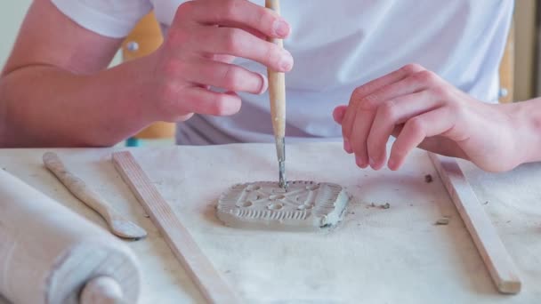 Studenci Zajęciach Plastycznych Używają Różnych Narzędzi Urządzeń Formowania Gliny — Wideo stockowe