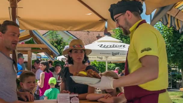 Domzale Slovenien Juni 2018 Kock Lägger Lite God Mat Framför — Stockvideo