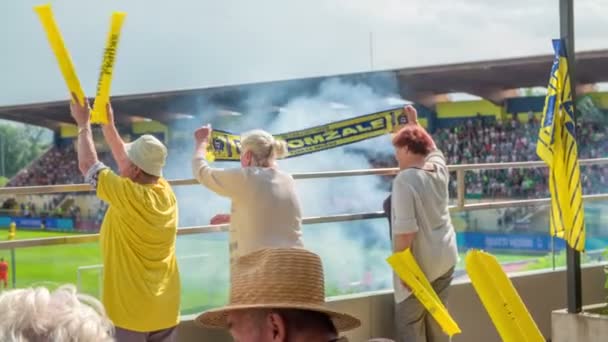 Domzale Slovenia May 2018 Старші Шанувальники Підтримують Свою Улюблену Футбольну — стокове відео