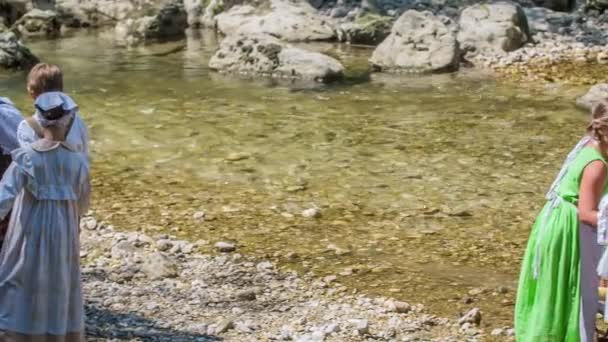 Sebuah Tradisi Lama Mencuci Pakaian Dalam Air Anak Anak Bermain — Stok Video