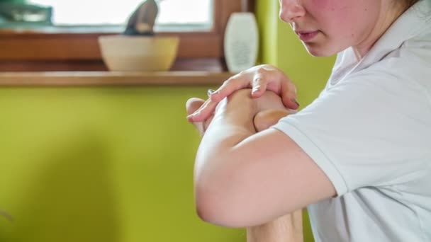 Een Jonge Masseur Doet Een Massage Van Zijn Voeten — Stockvideo