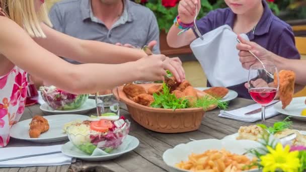 Jedzenie Jest Pięknych Kolorach Stole Młoda Rodzina Razem Lunch — Wideo stockowe