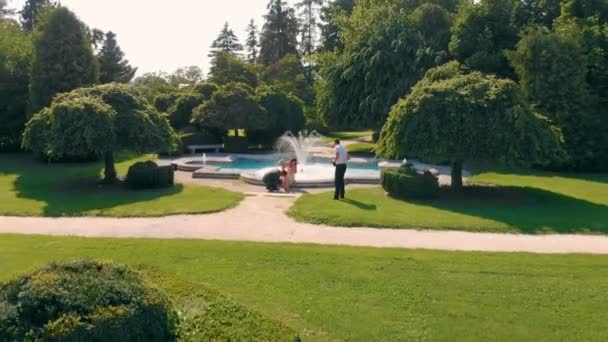 Une Belle Fontaine Dans Parc Couple Pour Leur Séance Photo — Video