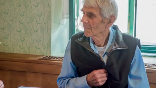 Quest Uomo Anziano Sembra Molto Triste Sta Seduto Tranquillamente Una — Video Stock