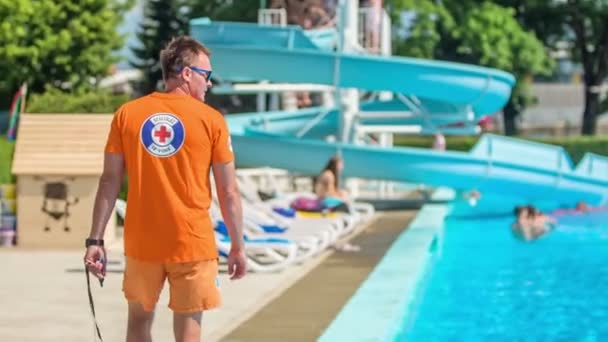 Domzale Slovénie Juin 2015 Sauveteur Promène Dans Une Piscine Vérifie — Video