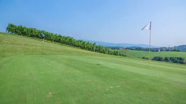 Eine Frau Steht Auf Einem Hügel Und Schlägt Einen Golfball — Stockvideo