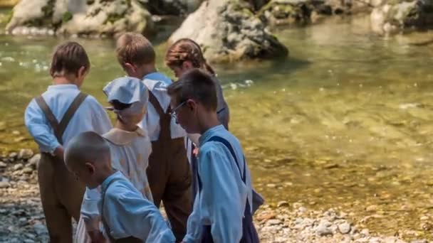 Piękne Małe Dzieci Trzymają Się Ręce Tańcząc Kółku Noszą Klasyczne — Wideo stockowe