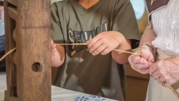 Молодые Студенты Экскурсии Помогают Пожилым Дамам Созданием Пшеничных Ушей — стоковое видео