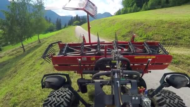 Trávy Betonové Cestě Vyjíždí Traktor Který Vydá Směrem Farmě — Stock video
