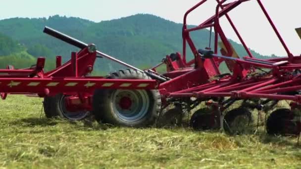 Rotációs Gereblyék Gyors Mozgását Látjuk Egy Farmer Vezeti Traktorját Szénát — Stock videók