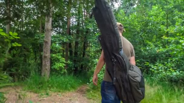 Ein Junger Fischer Bleibt Mitten Wald Stehen Etwas Beobachten — Stockvideo