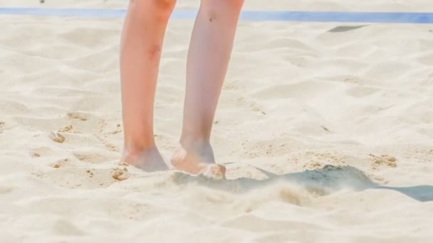 Rondlopen Het Zandvolleybalveld Spelen Met Het Zand — Stockvideo