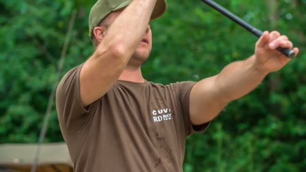 Pescador Está Jogando Uma Vara Pesca Água Fim Pegar Alguns — Vídeo de Stock