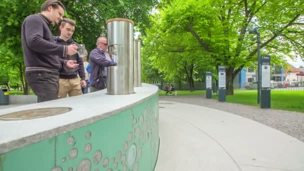 Zalec Slovenia June 2017 Seorang Pemuda Menempatkan Cangkir Bawah Air — Stok Video