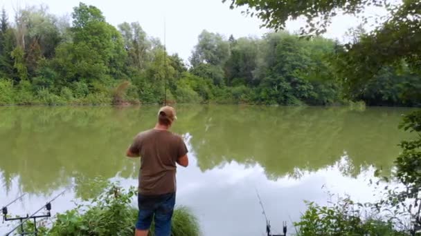 Pescador Está Pescando Dia Tranquilo Verão — Vídeo de Stock