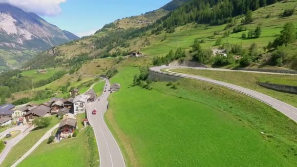 晴れた日の美しい山道の空撮 — ストック動画