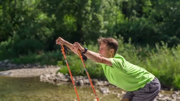 Séquences Homme Mature Jogging Avec Des Bâtons Trekking Sur Nature — Video