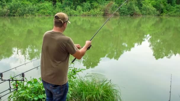 Ein Junger Fischer Beobachtet Einen Fisch Und Wie Gefangen Wird — Stockvideo