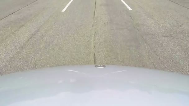 Carro Acelera Lentamente Quando Ele Entra Uma Estrada Escorregadia Ele — Vídeo de Stock