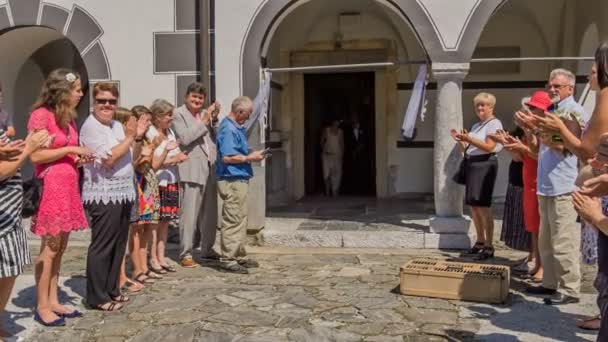 Domzale Slovenia July 2018一对年轻夫妇在结婚后正慢慢地离开教堂 — 图库视频影像