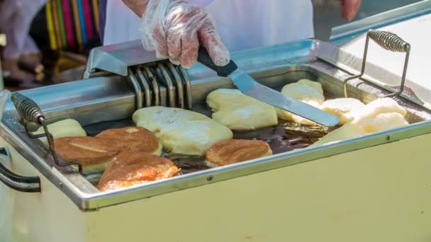 有人在用滚烫的油煎甜甜圈 看起来很好吃 — 图库视频影像